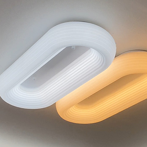 화이트 컬러 아크릴에서 빛나는 3가지 조명 색상 변환이 가능한 로에르 LED 100W 거실등 천장등