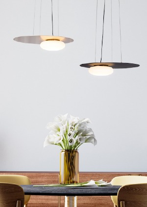 원형 원반에 화이트 유리의 모던한 디자인 라프 LED 8W 식탁등 매장 세련된 펜던트 조명 블랙 골드