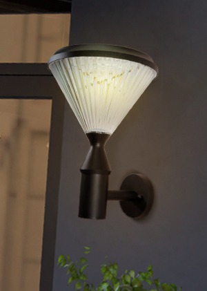 카일 태양광 LED 5W 실외 외부 방수 아크릴 충전 전등 주택 외벽 펜션 벽부 등기구 벽등 조명 블랙