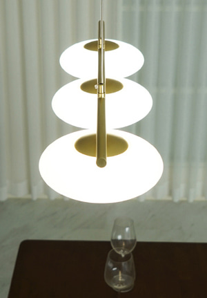 골드 컬러의 바디와 곡선의 아크릴 커버로 된 만다린 LED 30W 3등 식탁등 테이블 매장 펜던트 조명